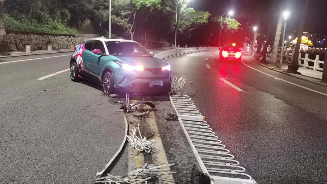 【情侣】女子开标致过情侣路大U弯道撞上巨石!丈夫飞奔现场安慰她……