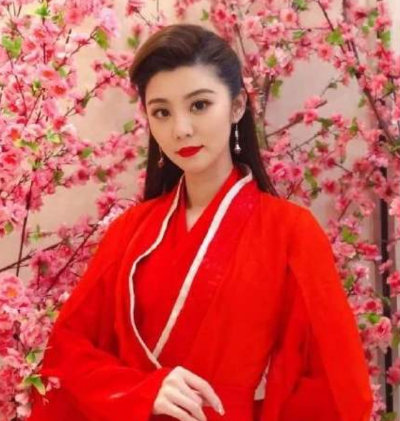 王牌@《王牌》的费费只是王牌女郎吗？得知她的第二身份：厉害了我的姐！