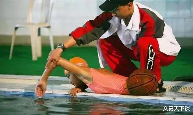「钱红」篮球女孩“穿篮球”，以手当脚走路，20年前感动中国的她如今怎样