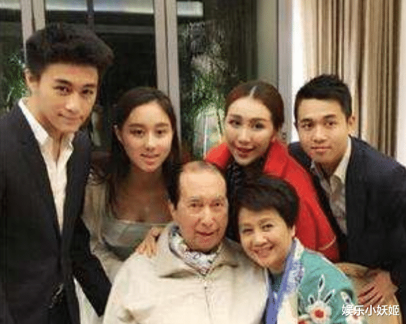 赌王@何超琼主持媒体见面会，讣告四房太太称谓高下立现、子孙名单大有深意！