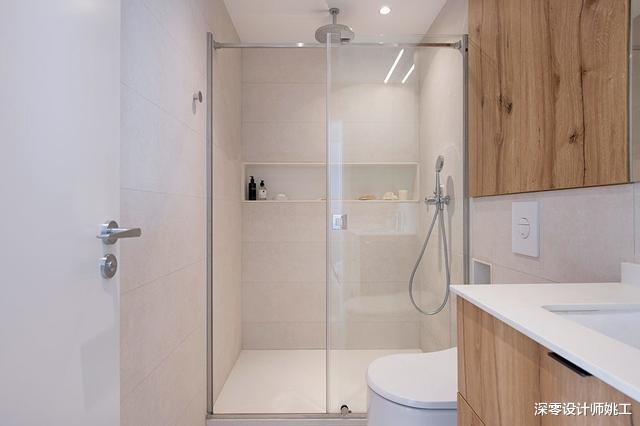 |都是开门见厅，他家很聪明，靠边做柜子，顶天立地刚好也是书柜