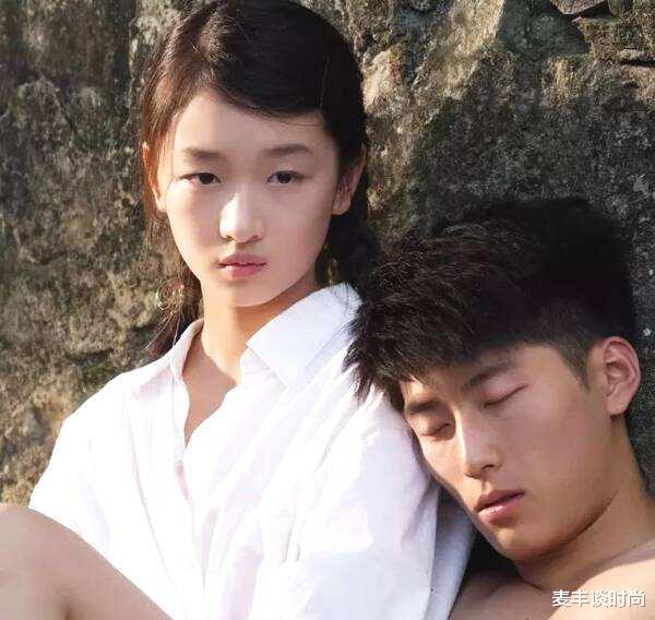 #周冬雨#周冬雨10年都没变，穿9千2的卫衣配高马尾，依旧“幼齿”俏皮