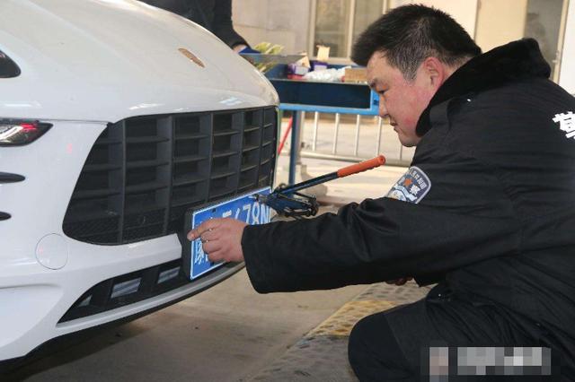 |车主摇到“888”车牌，想都没想就放弃，工作人员都夸他聪明