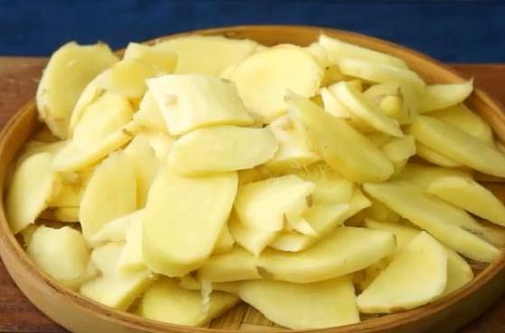 脾胃|三伏天,老中医建议买10斤它,秘制起来每天吃几片,祛湿气养脾胃