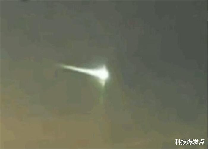 「陨石」7年前即将坠落在地球的陨石,被不明飞行物击毁,难道有人保护地球?