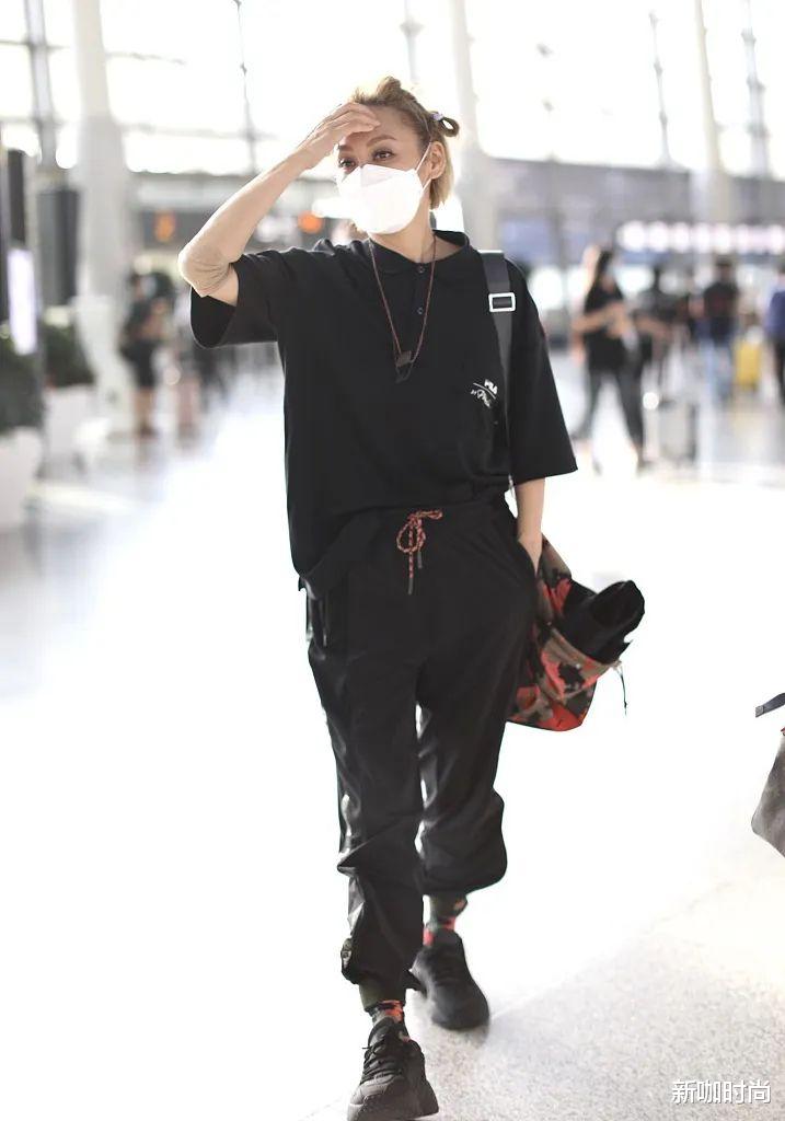 发型▲宁静的时尚太难懂，一头金发都不算过分，发型才是硬伤