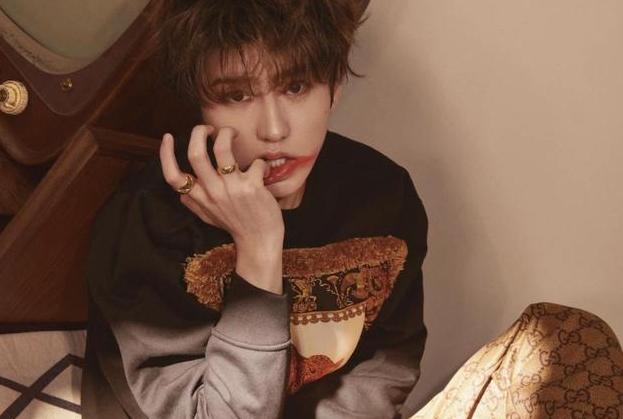 徐坤▲蔡徐坤晒出自己的豪宅，从小在美国生活，家里都是西式布置装修