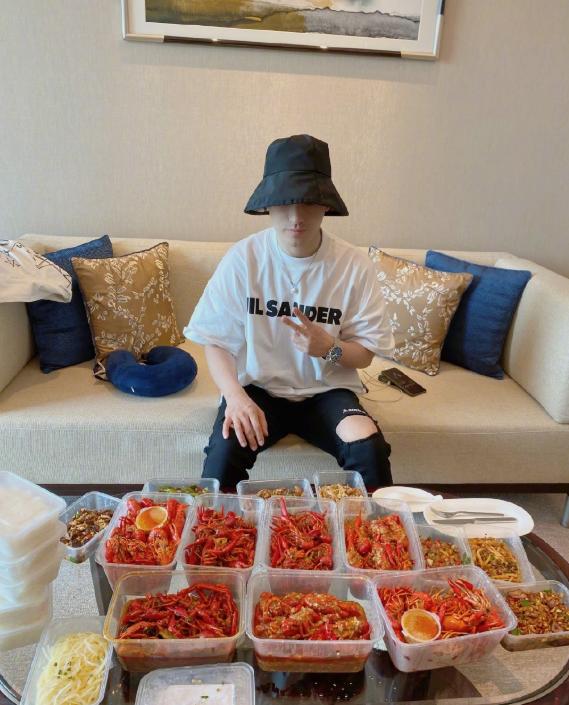 黄晓明|黄晓明baby夫妇在上海的豪宅,在家能看东方明珠,客厅里晾满衣服