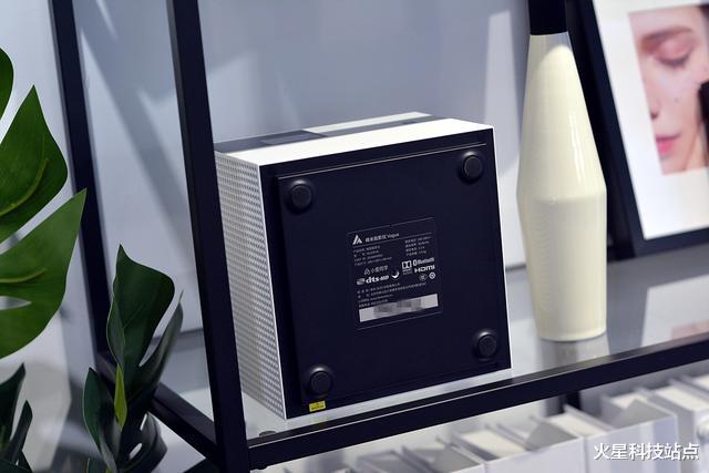 投影仪■小米生态链推出家用投影仪，内置MIUI TV系统，白天开窗效果如何？