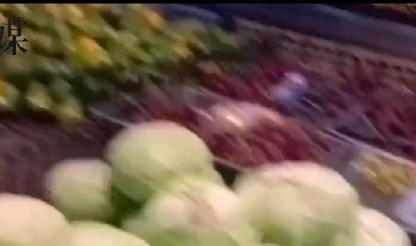 木棍的等待 老人背后贴有“我是小偷 ”的纸牌，自喊“我是小偷 ”，啥情况