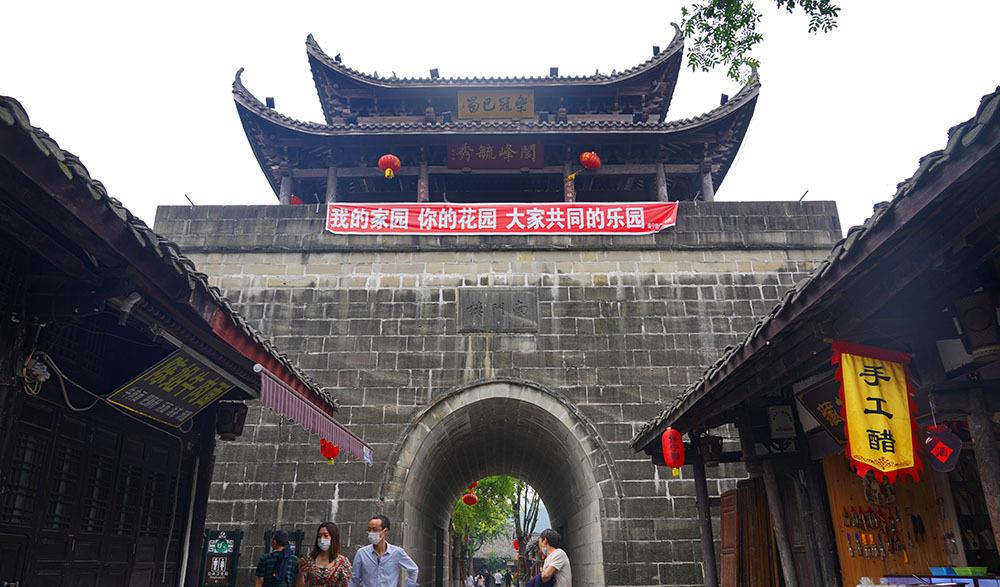 金顶▲五一小长假第一天,阆中古城游客稀少,住宿实惠,每天不到100元