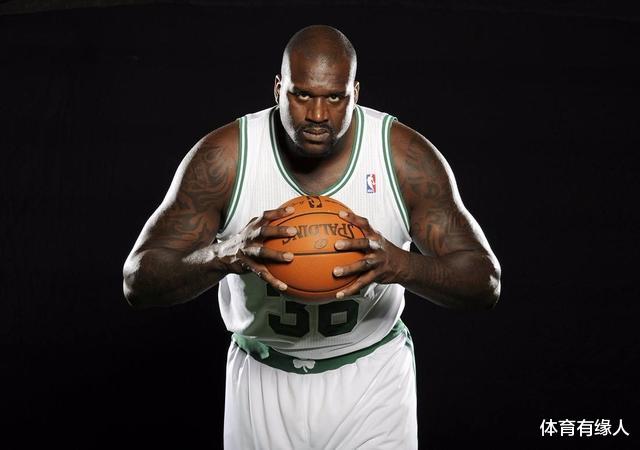 「伊巴卡」NBA巨人喝水有多夸张?奥尼尔把矿泉水变口服液,伊巴卡直接用桶