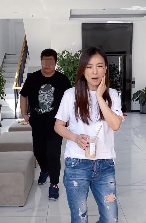 张庭|51岁张庭警告员工，不能原相机拍自己否则封号，无滤镜下她超憔悴