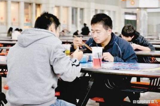 大学|大学录取通知书刚到，父子就为生活费大吵！儿子怒吼：2000都不给？