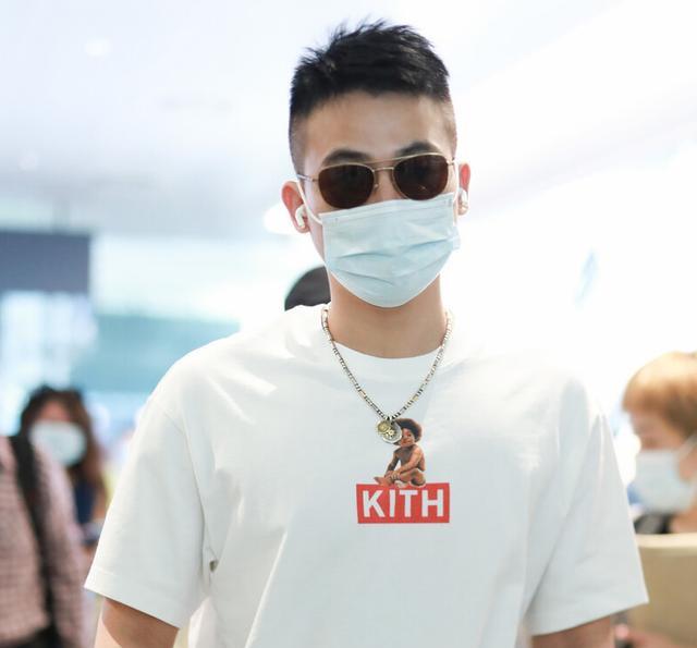 发型|比欧豪的寸头发型更帅气！今秋男生流行“两边掏空”，潮流有个性