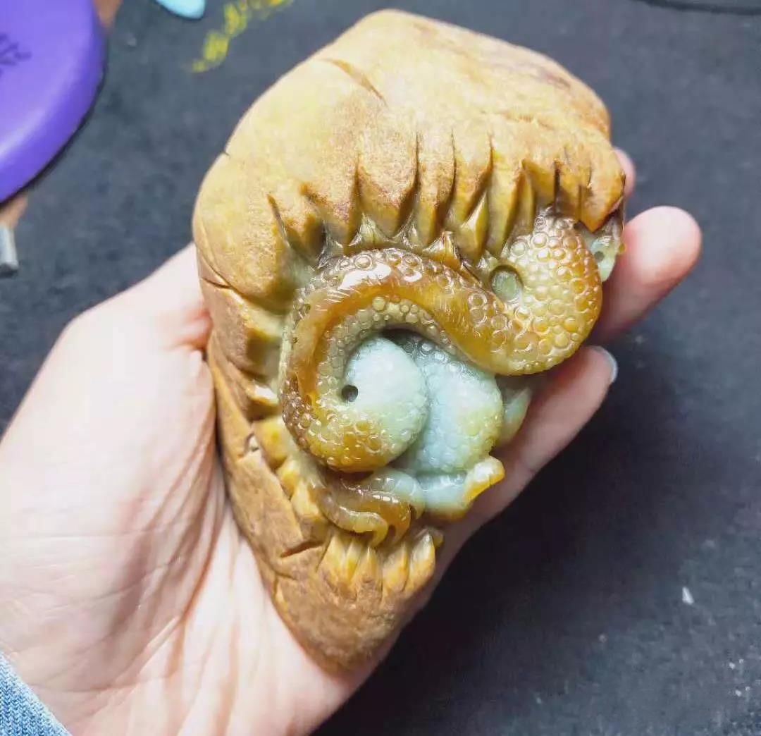 【翡翠】花4000块拿下一块大马坎翡翠原石，看到成品后商家咬牙切齿！