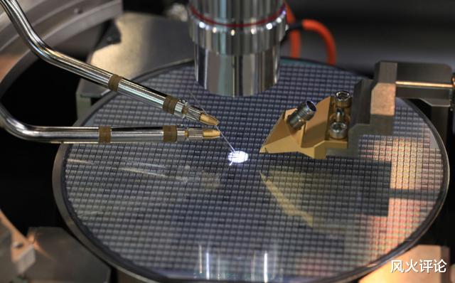 『芯片』一则消息突然传来！中国芯片突出重围，外媒：这是在助力华为