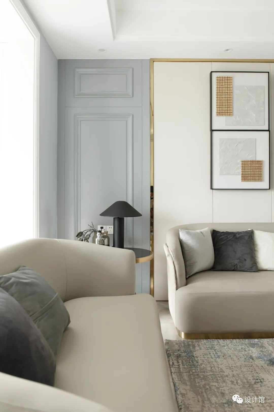 【】沙发墙上有门，他家做了个造型，装成隐形门，藏得可真漂亮！