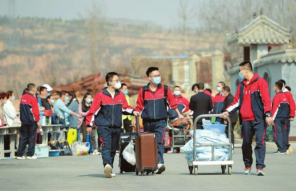 『连花清瘟』开学重大利好消息!家长终于舒了一口气:这下孩子上学不太慌了