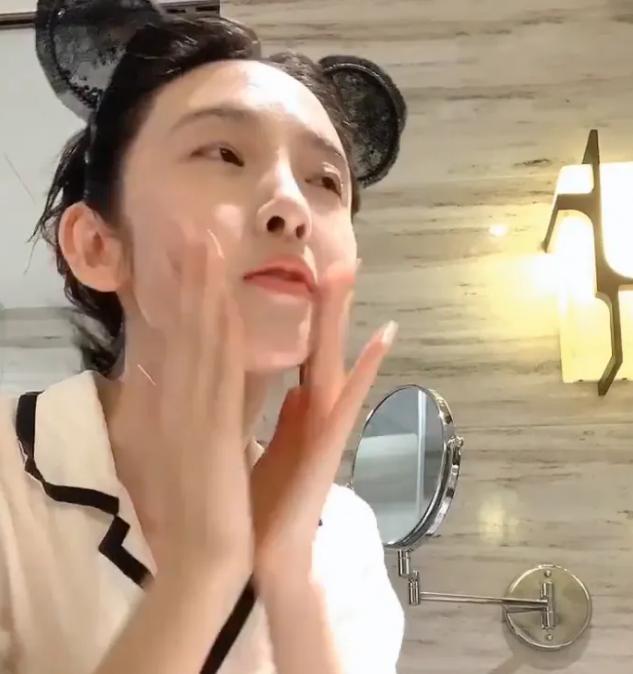 #唐艺昕#唐艺昕直播卸妆，当她冲去全脸泡沫，眼皮成为了网友关注的重点