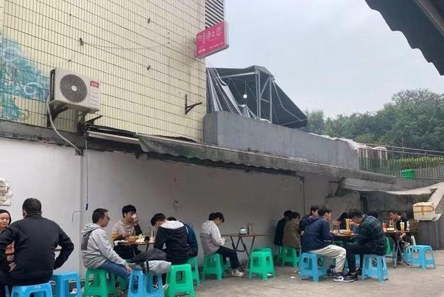 啊娇吃货美食汇 重庆一家开了18年的面馆，藏在坡坡底下，每天食客络绎不绝