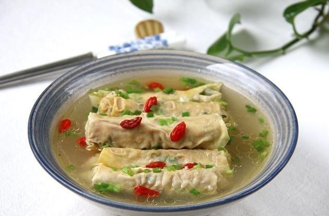 [洋葱]这菜，蒸一蒸就好，汤鲜味浓，软嫩可口，好吃不上火！