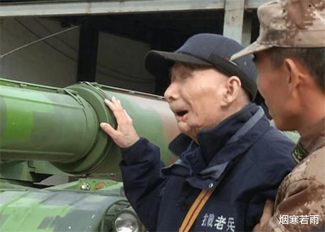 『』这个失明老人，因战利品曝光身份，部队为此动用6台坦克前去迎接