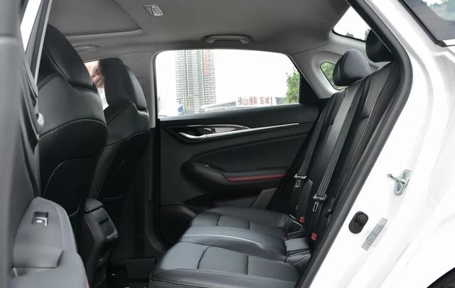 「长安汽车」长安彻底爆发，轴距2米7配主动刹车，上市1个月销量破万，6.6w起