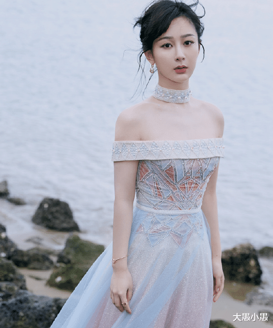 「杨紫」有种“进厂重修”叫杨紫减肥，近照脸没帽子大，谁还敢说她胖