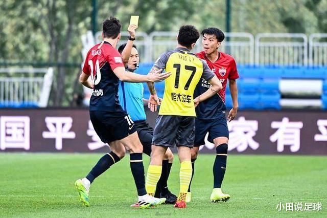 点球|中超上演奇葩判罚！假摔的判点球，真摔的没有给，球员被吹懵了