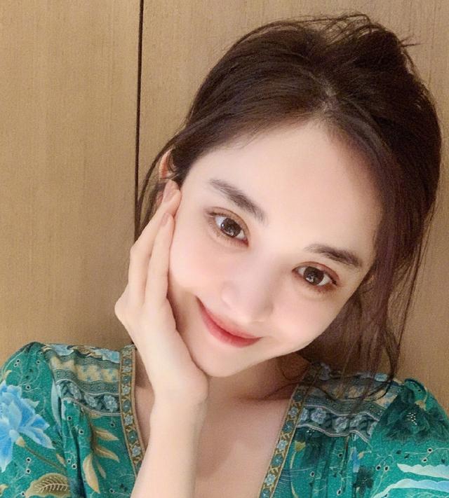 |古力娜扎现实中的家:把电视立在了客厅中间,装修也要走独特路线