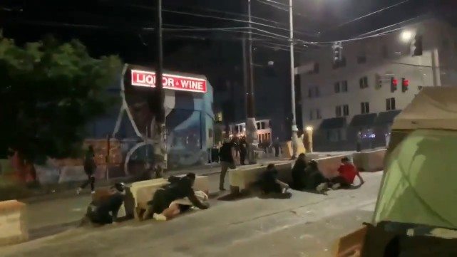 『香港』越来越像叙利亚,美国一“自治区”常爆发枪击事件,有人持AK奔跑