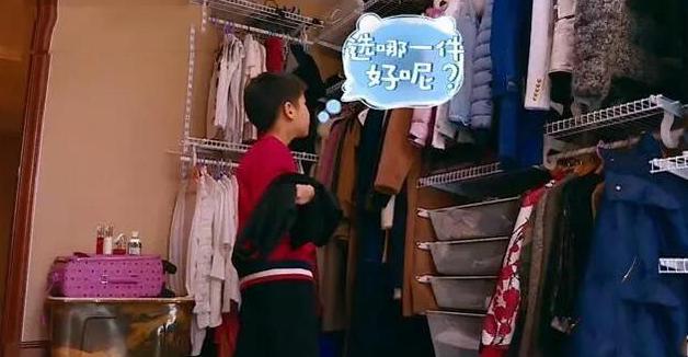 []参观黄圣依住的豪宅，沙发是带浮雕红实木的，房子外观像个大城堡