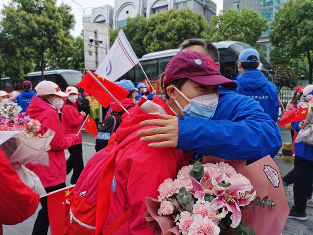 武汉@刚刚，5架包机全部顺利落地武汉！大连医疗队回家喽