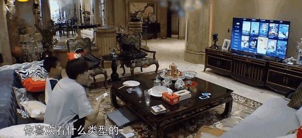 带你看看徐海乔的豪宅，家具全部是黑色的，装修有点太稳重了