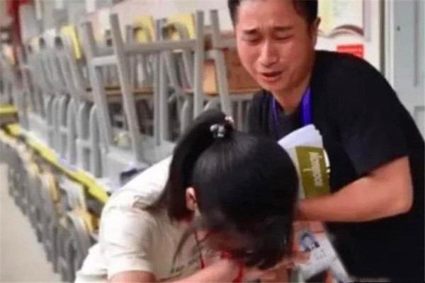 「女孩」12年过去了，那个高考忘涂答题卡并下跪求情的女孩，现状如何？