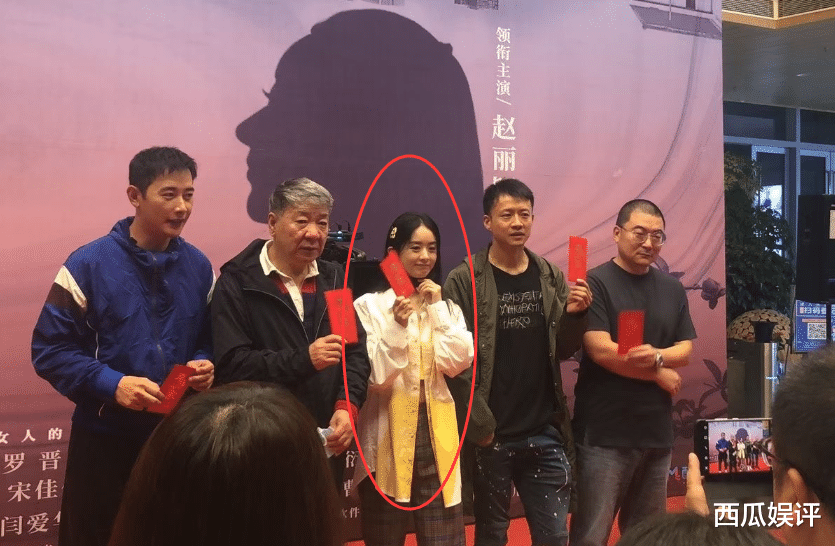 赵丽颖|赵丽颖新剧开机被拍照，路人忘开八级滤镜，展现32岁宝妈真实状态