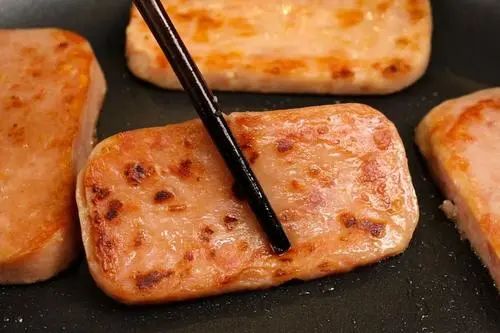 「午餐肉」全世界都在吃的美食，在中国惨遭家长们嫌弃，被误认为是垃圾食品