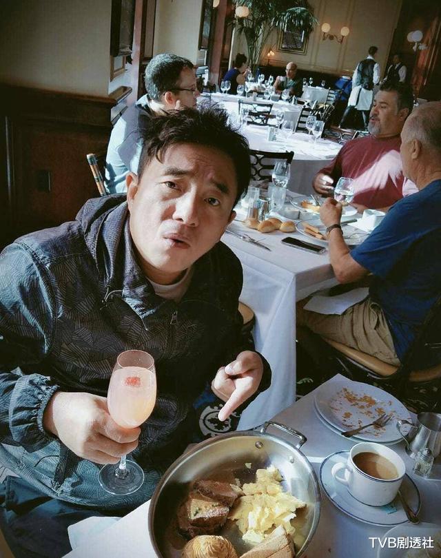 「吕方」恭喜！56岁香港男演员宣布小16岁太太怀孕，其是半亿身家富婆