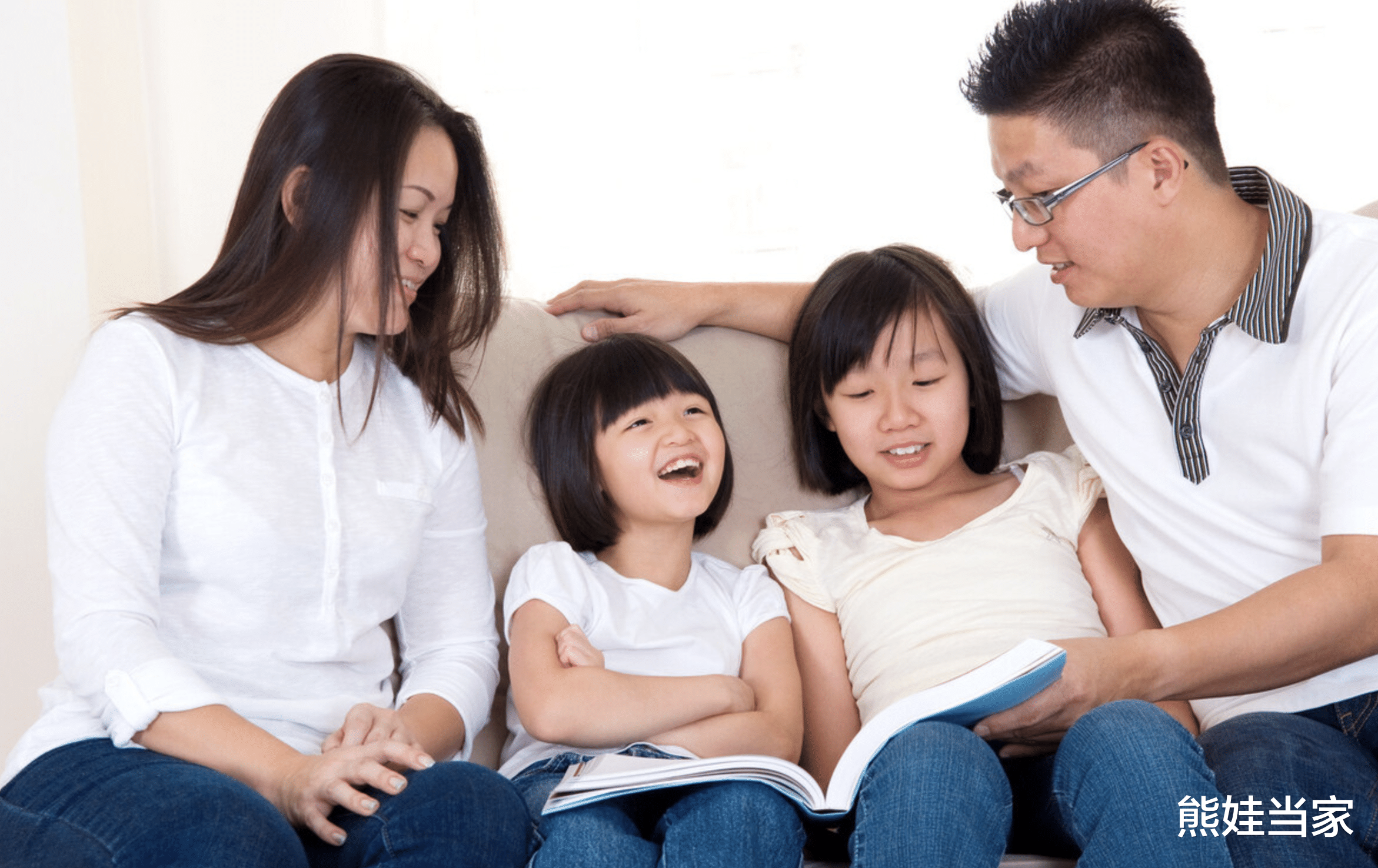 熊娃当家|地铁上，男童躺在地上动弹不得，看到孩子的手，乘客马上报警