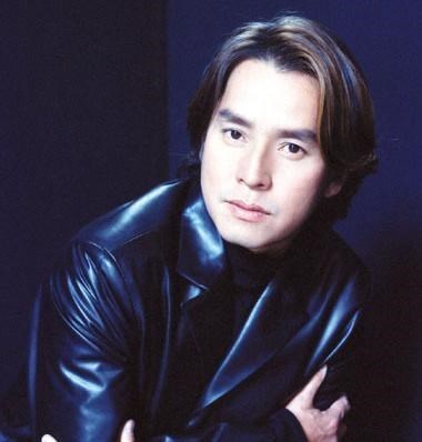 「谭咏麟」他是流行乐坛代表人物之一，如今69岁的他，事业成功家庭恩爱