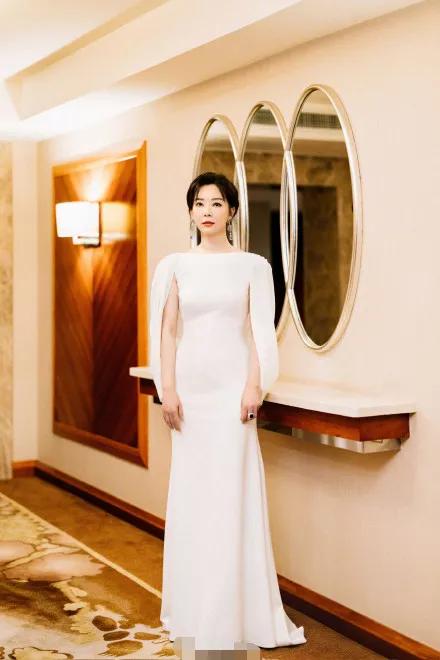 金鹰|金鹰晚会明星造型来了！赵丽颖蓝裙气场全开，宋茜虞书欣礼服撞色