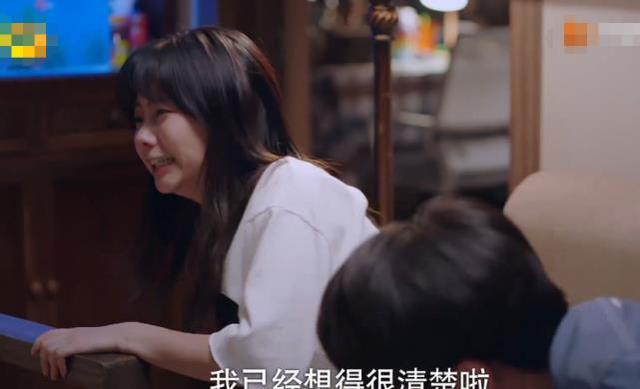 张新成|谭松韵穿睡裙，拍戏挣扎不方便，张新成帮忙，细节暴露啥叫绅士