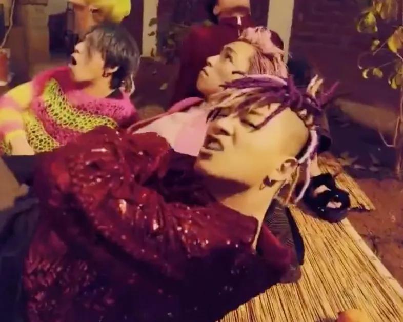 mv|这还是金希澈女友吗？！全团cos铠甲勇士，这也太尴尬了吧…