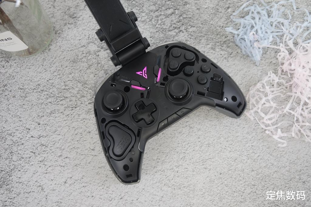 |比智能手机更懂创新，号称手柄界的苹果，飞智八爪鱼2上手体验