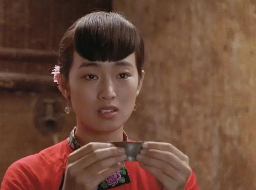 谋女郎|首位00后谋女郎因长相上热搜：一副招直男喜欢的白幼瘦就该骂？