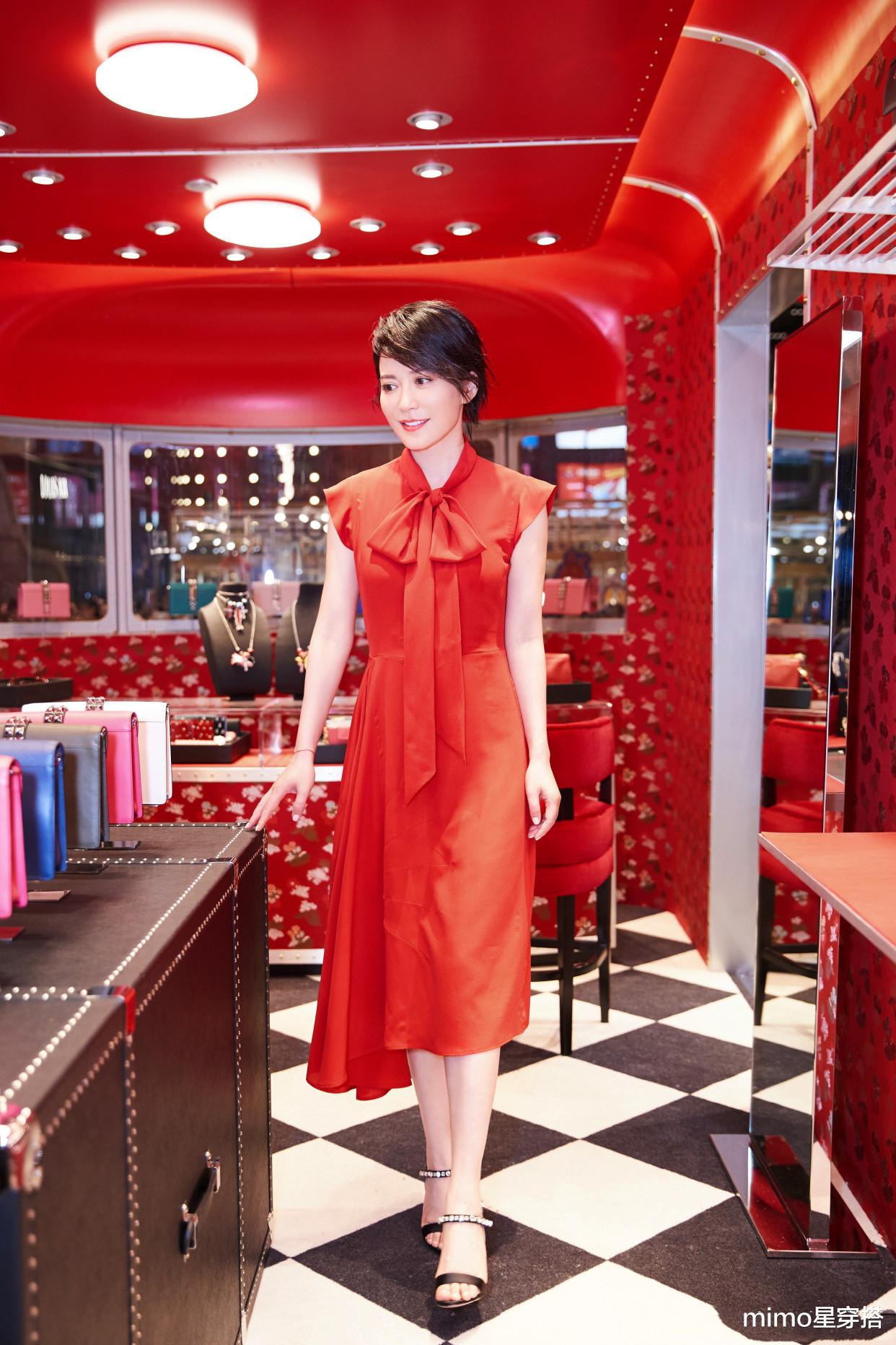 毛戈平@俞飞鸿红裙造型真养眼，遇上齐刘海的袁泉，终于明白高级气质美