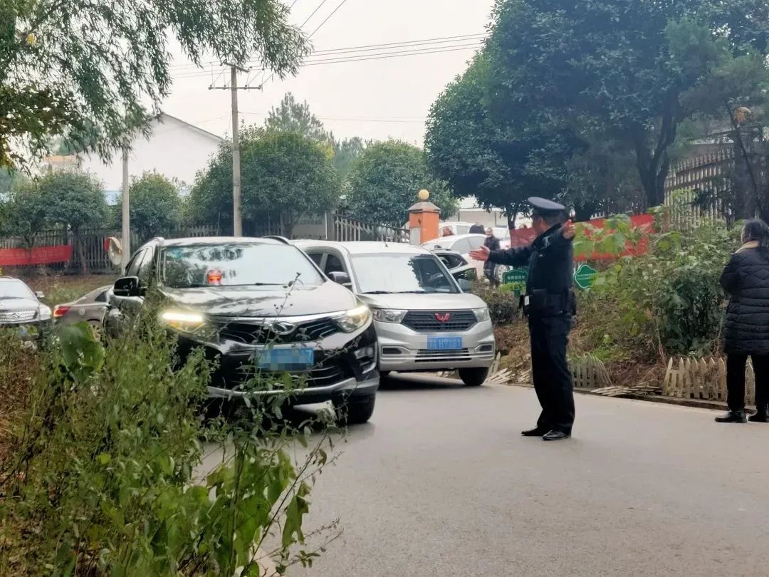 长沙警事 “不管白帽黑帽,能指挥好交通,就要点赞!” 县域警务