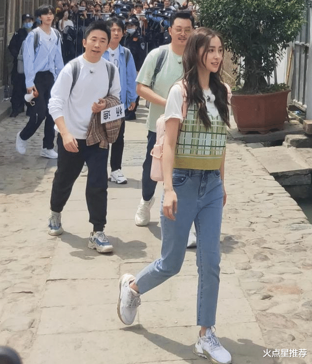 『Angelababy』baby跑男路透生图被疯传，谁注意她脚上穿的啥，黄晓明给你选的？