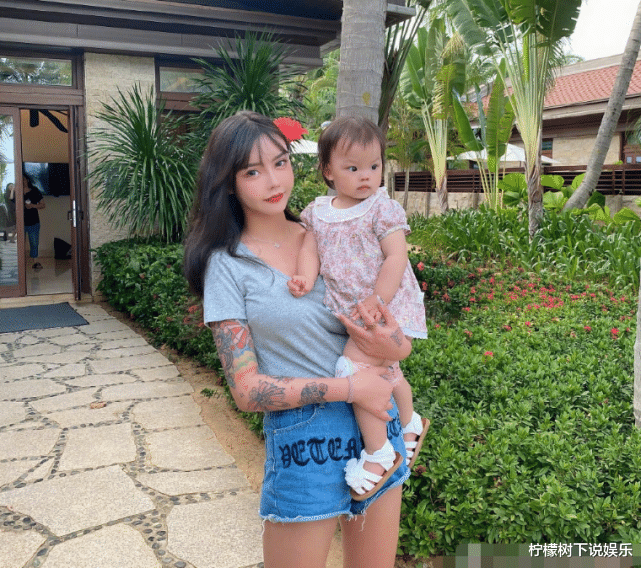 [韩安冉]韩安冉终于抱起女儿拍照，看到她手上美甲，网友：爱美也要有个度